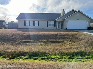 208 Zachary Ln, Hubert, NC 28539