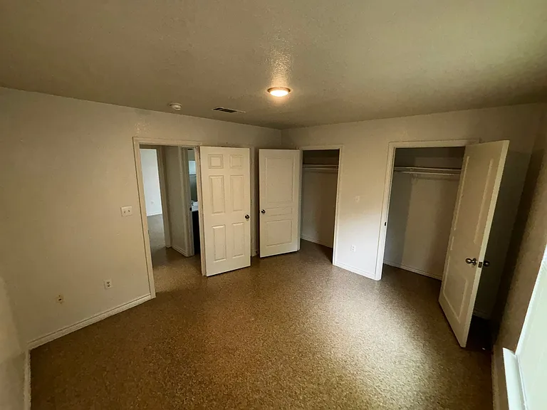 501 S Henderson St — Photo 2