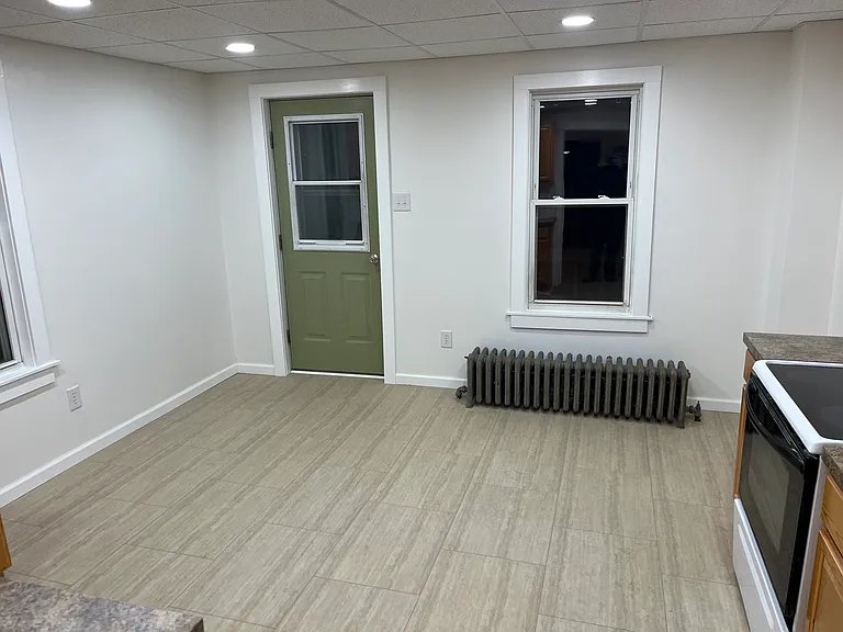 513 W Market St — Photo 4