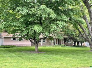 307 7th St NE, Orange City, IA 51041