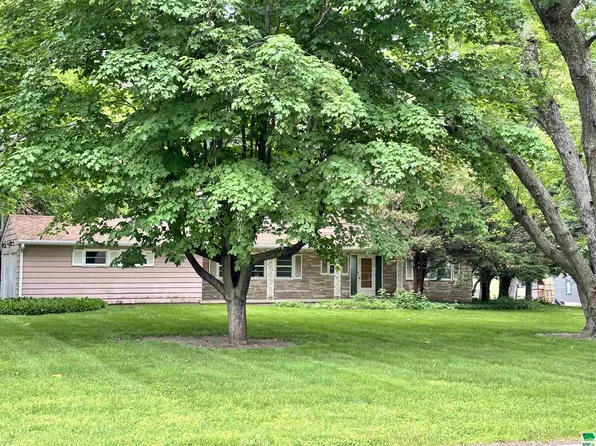 307 7th St NE, Orange City, IA 51041