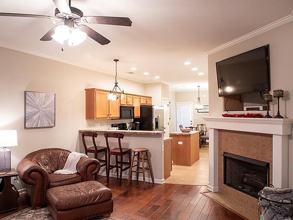 3rd image of 302 Daniella Ln