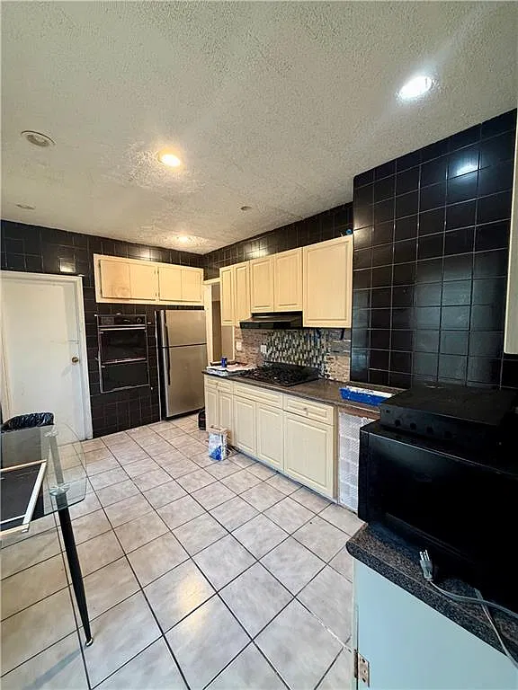 2 bed, 1.0 bath, 2899 sqft, $2,600 — Photo 2