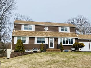 23 Grossman St, Melville, NY 11747