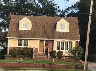 211 Lyon St, Valley Stream, NY 11580