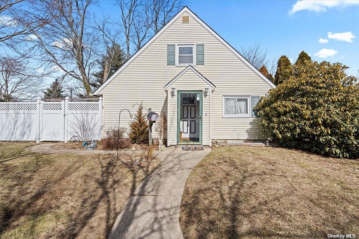 47 Sandpiper Lane, Levittown, NY 11756 Zillow