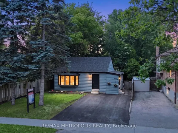 208 Palmerston Ave, Whitby, ON L1N 3E7