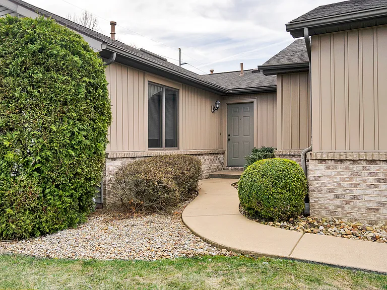 1131 Shadowridge Dr — Photo 2