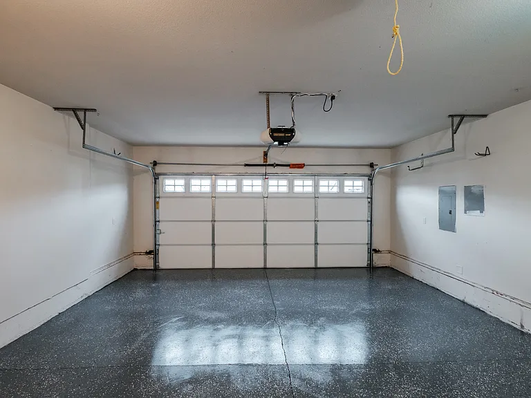 831 NW Teak Loop — Photo 37
