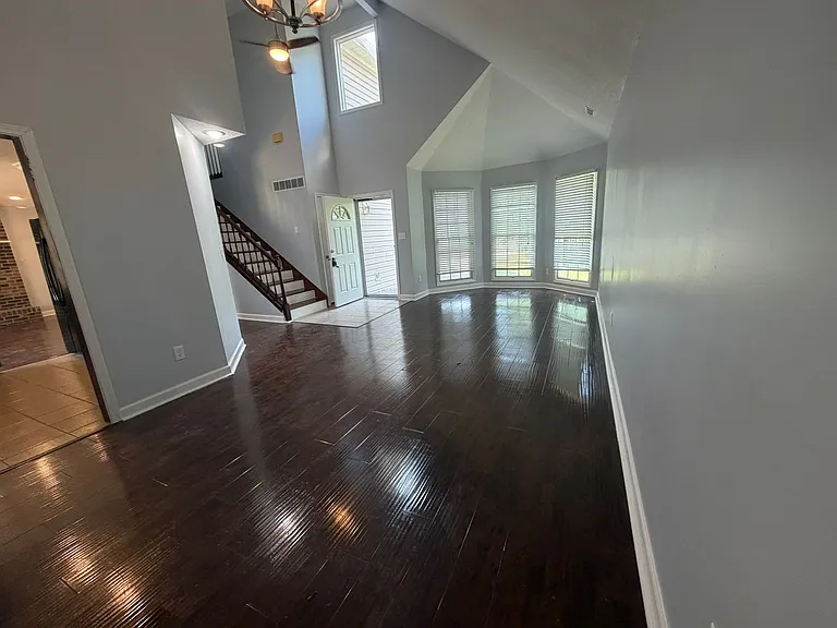 401 Dustin Dr — Photo 3