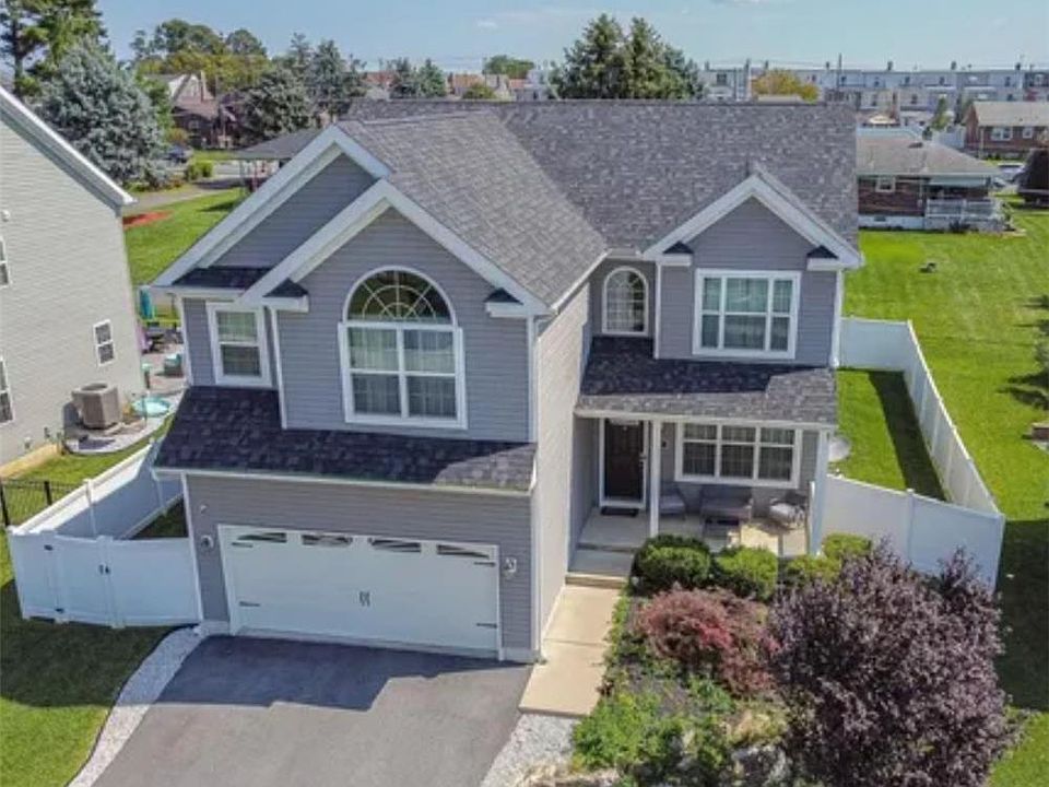 1st image of 121 Oakwood Dr