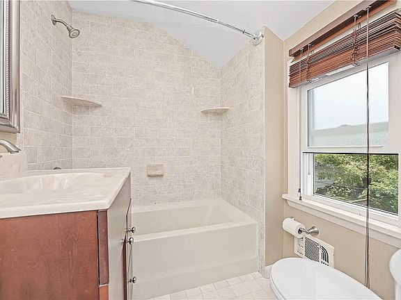 Upstairs full bathroom