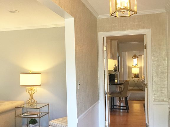 Front hallway/entrance 