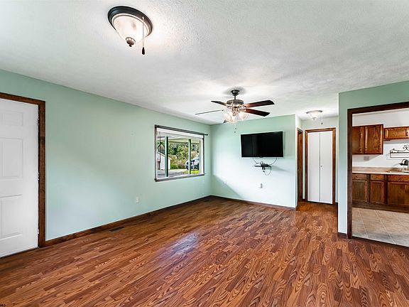 4th image of 415 Terrace Dr