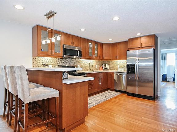 4th image of 132 Brookside Cir