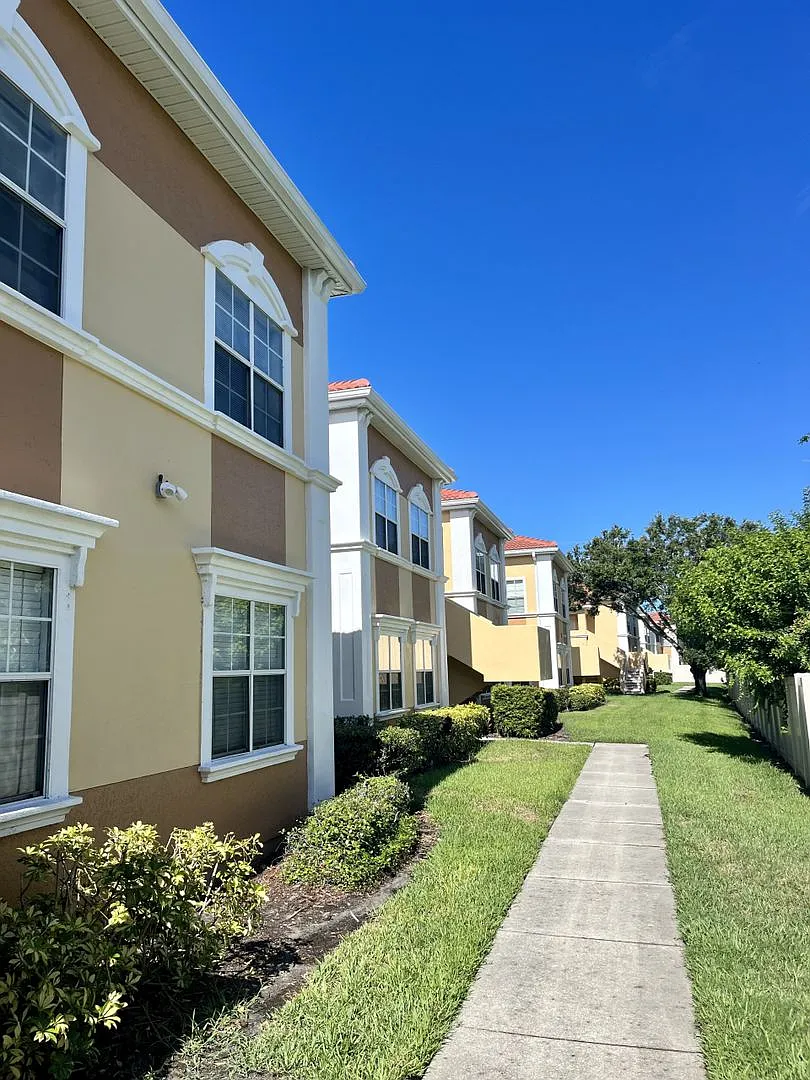 1/1 unit available now for an annual lease — Photo 3