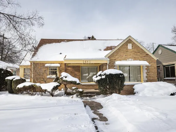 5665 North Milwaukee River PARKWAY, Glendale, WI 53209