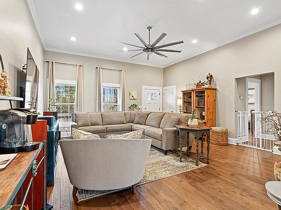 4th image of 105 Carlton St