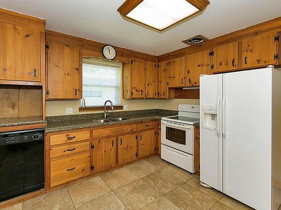 5th image of 2785 Emily Ln