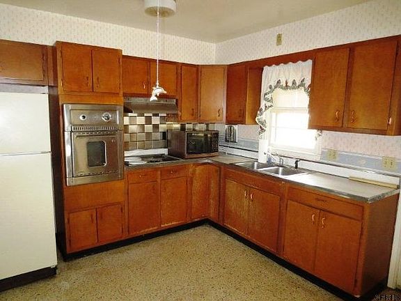 4th image of 6 Crestwood Ave