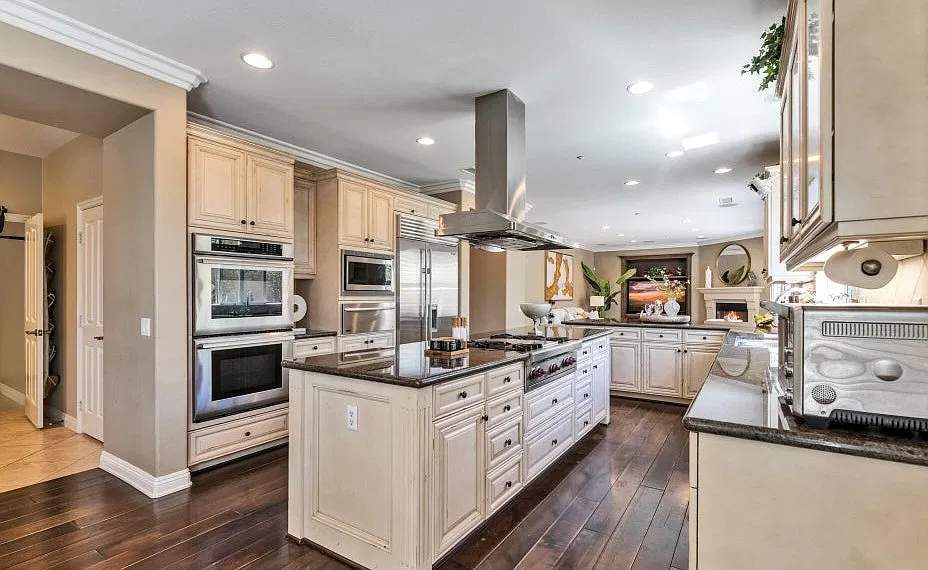 5 bed, 5.5 bath, 4461 sqft, $7,500 — Photo 4