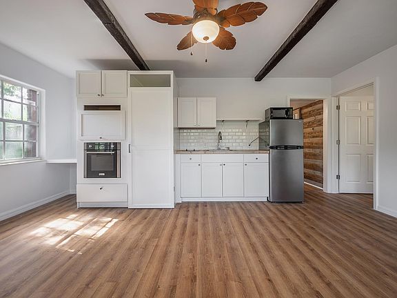 4th image of 1222 Country Club Way S