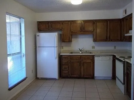 2404 Chelwood Park Blvd NE — Photo 3