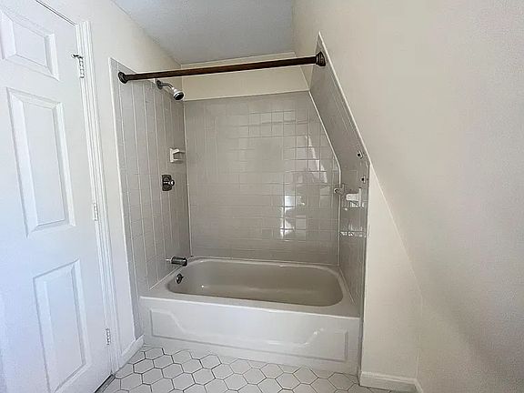 5th image of 18 Crawford Ln