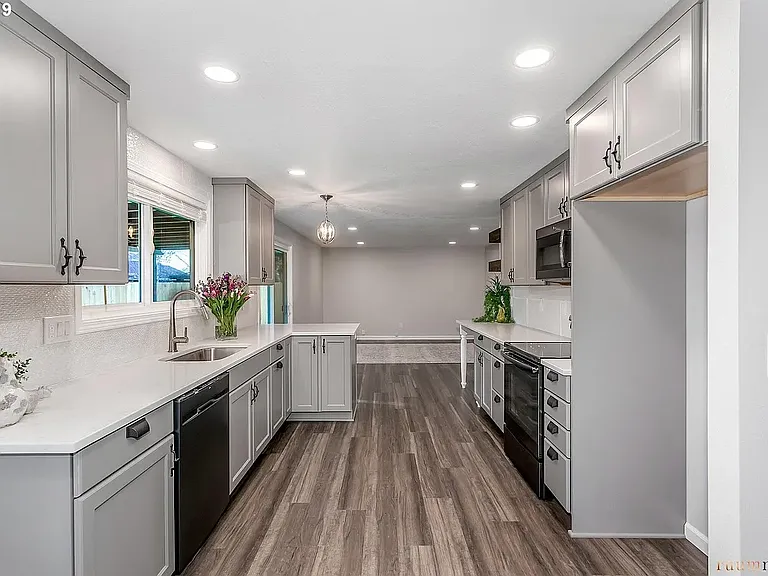1098 NE Kathryn St — Photo 1