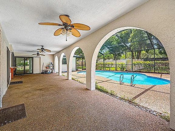 3rd image of 10 Linden Ln