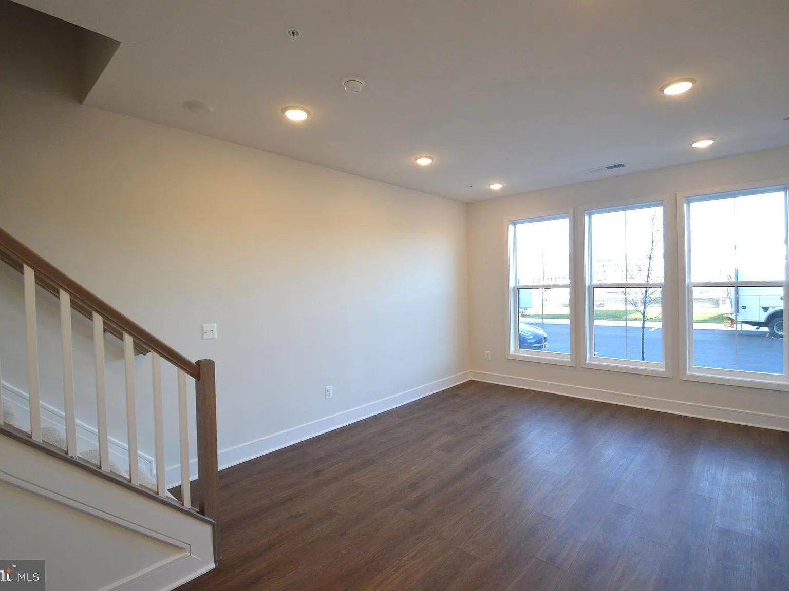 3 bed, 4.0 bath, 2324 sqft, $3,295 — Photo 4