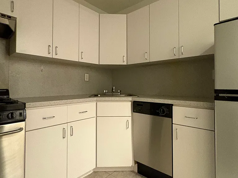 435 W 57th St #7R — Photo 5