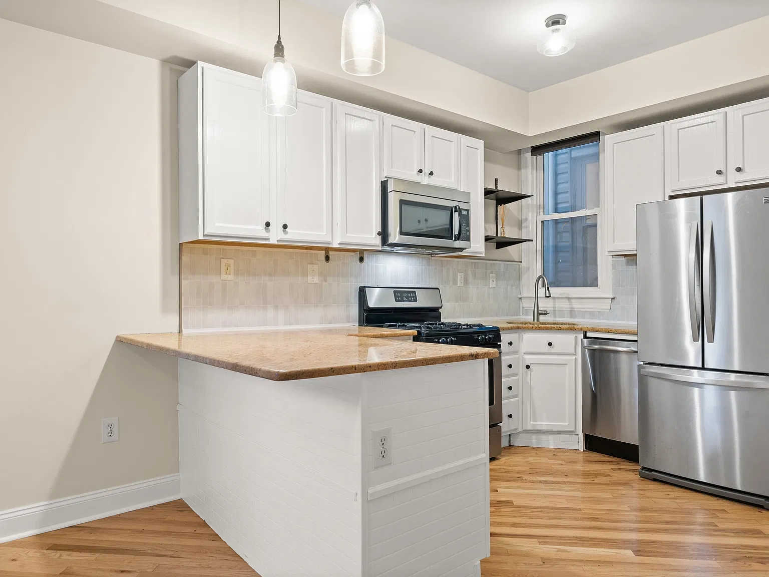 2 bed, 1.0 bath, 750 sqft, $2,550 — Photo 2