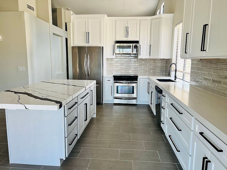 Huge Kitchen -8 ft island 