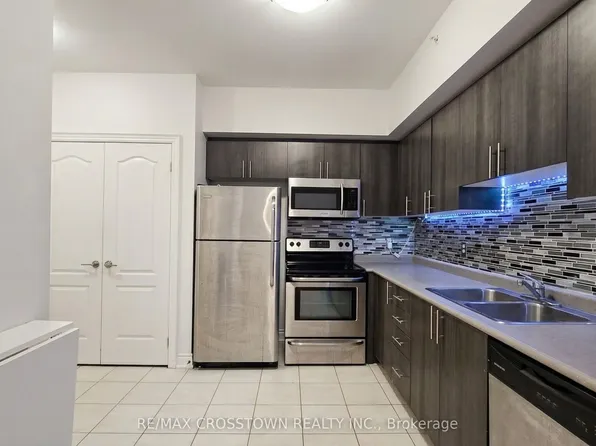 42 Ferndale Dr N #410, Barrie, ON L4N 9V4