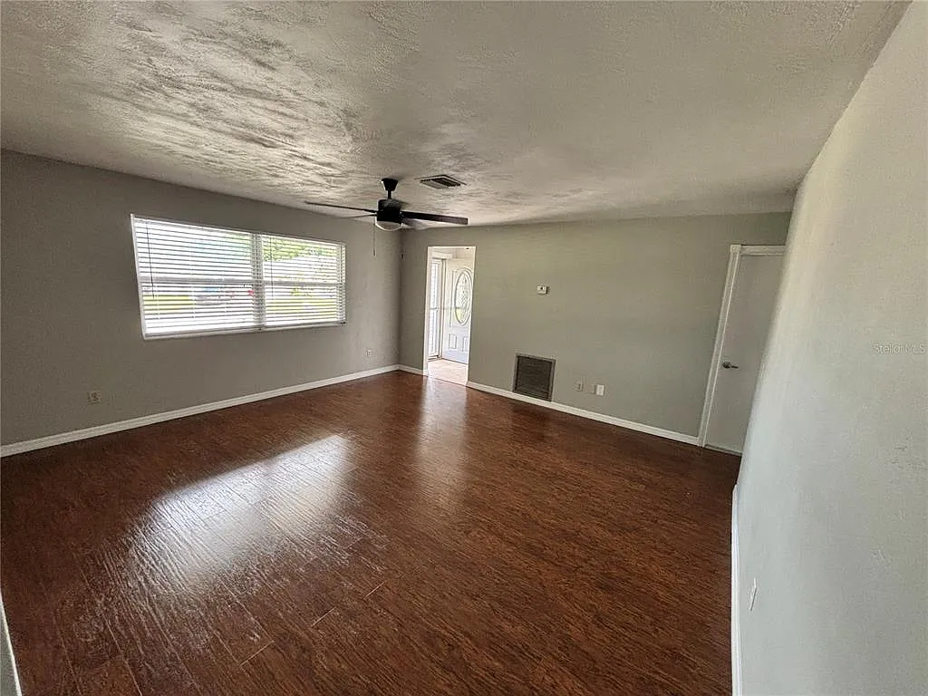 3 bed, 2.0 bath, 1460 sqft, $2,000 — Photo 3