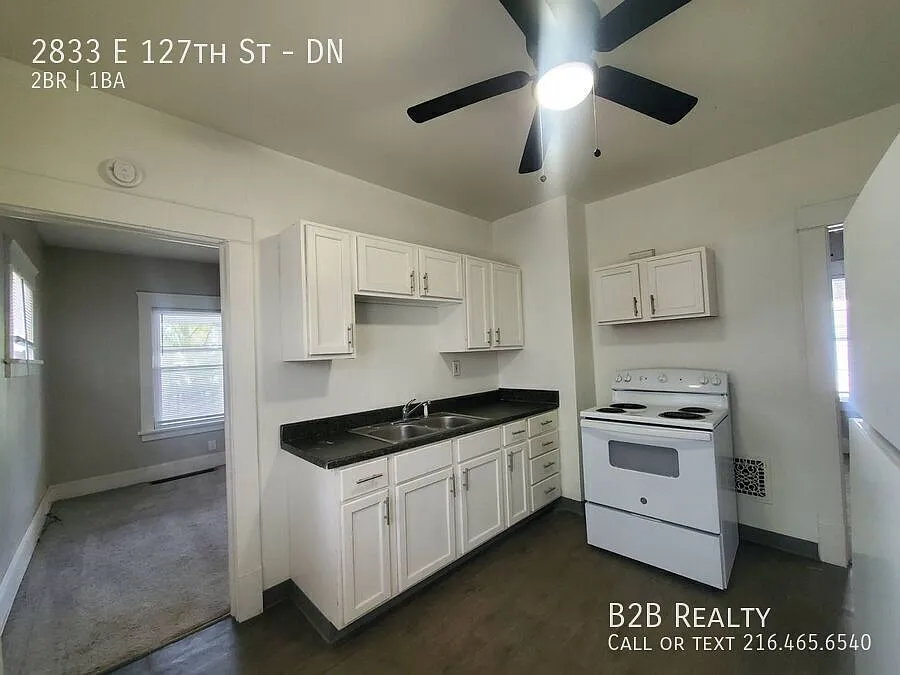 Building Photo - 2833 E 127th St #DN