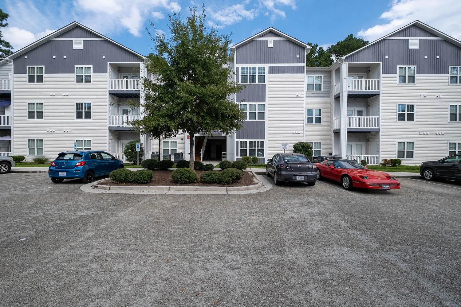 BONNET COURT APARTMENTS — Photo 2