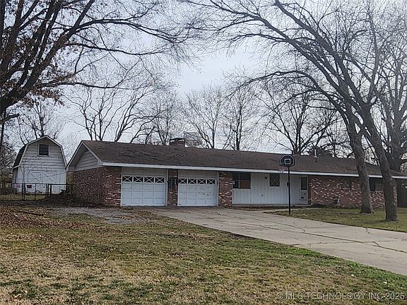 4th image of 902 N Ross Ave