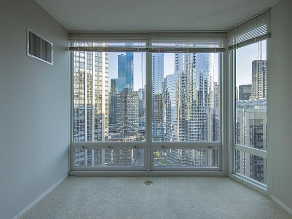 3rd image of 326 E Ohio St #402