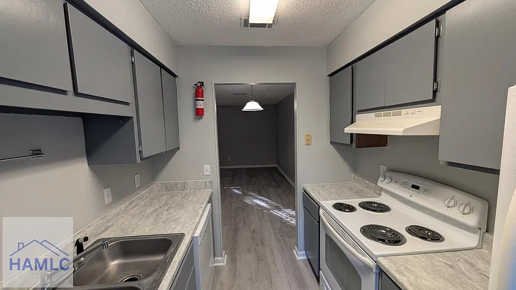 2 bed, 1.5 bath, 512 sqft, $1,095 — Photo 2