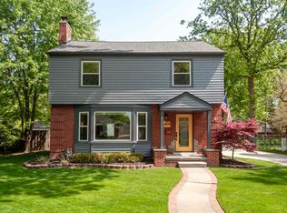1772 Prestwick Rd, Grosse Pointe Woods, MI 48236