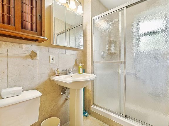 5th image of 2416 Margaret Ln