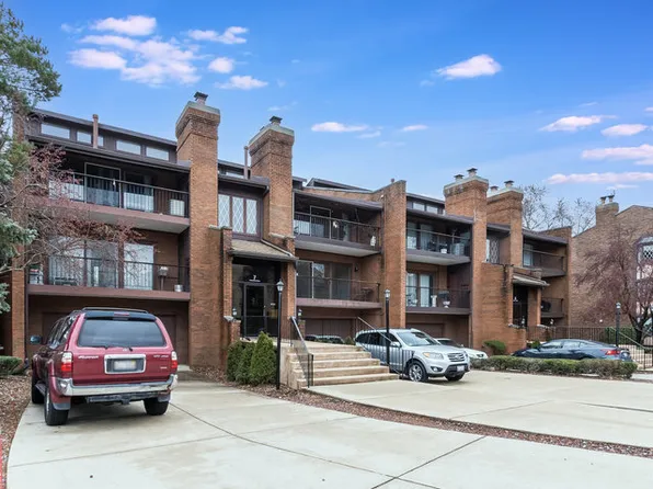 7 Cinnamon Creek Dr APT 2S, Palos Hills, IL 60465