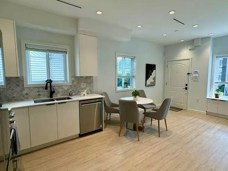 3025 Kings Ave — Photo 4