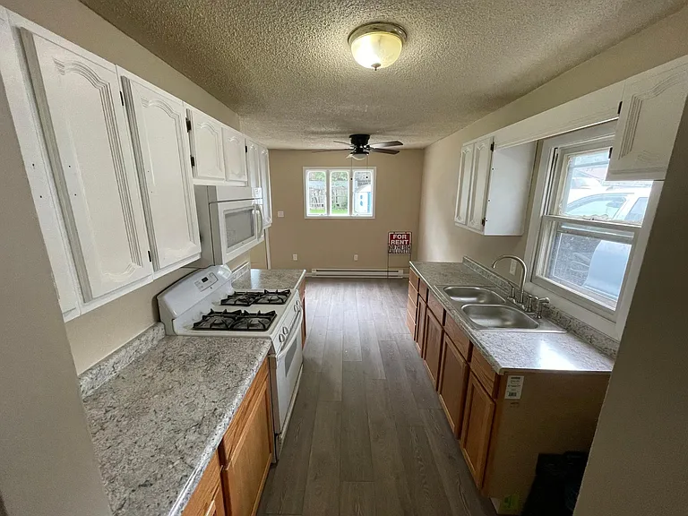 1050 Pershing St — Photo 7