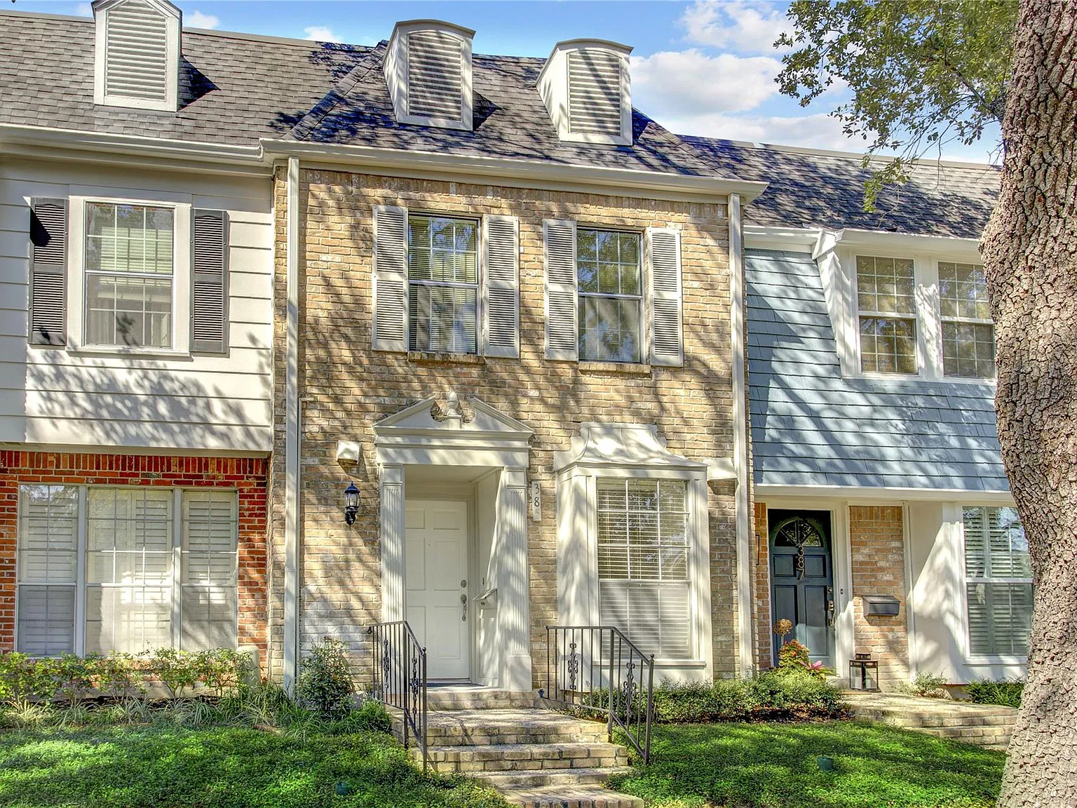 2 bed, 2.5 bath, 1584 sqft, $2,300 — Photo 1