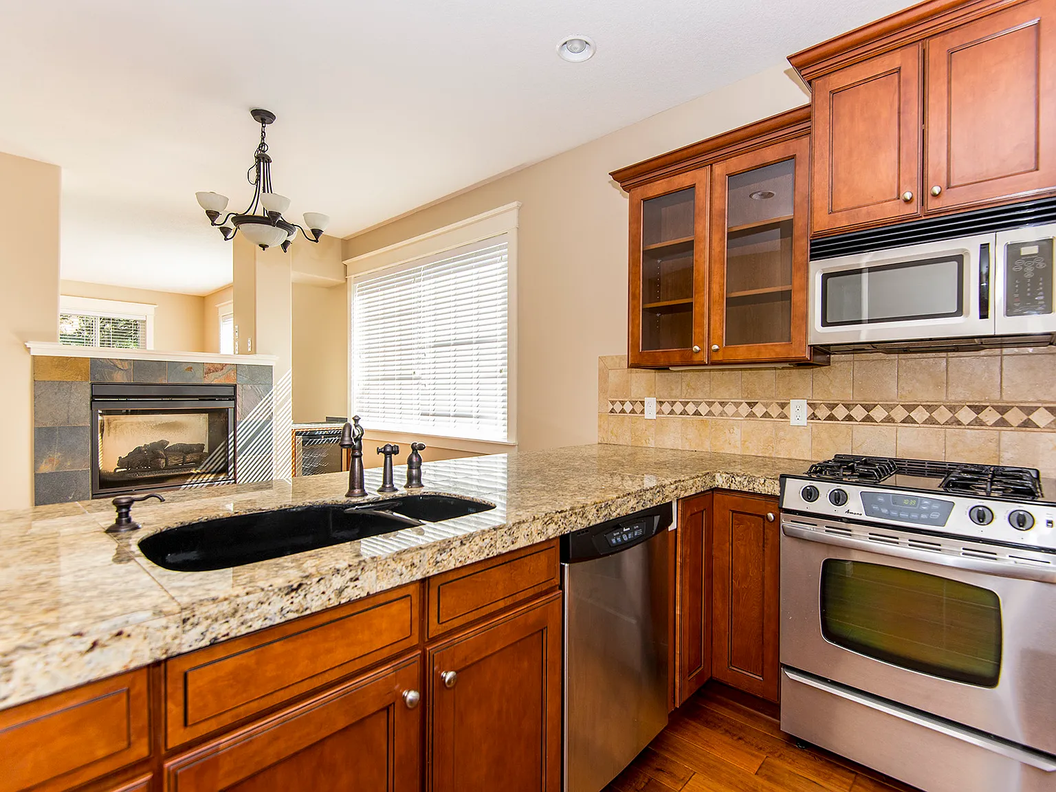 3 bed, 3.5 bath, 2025 sqft, $2,799 — Photo 1