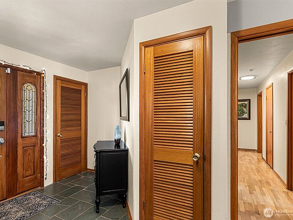 2nd image of 1677 Eastmont Avenue