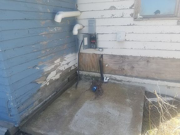 4th image of 1390 SW 20th Ave